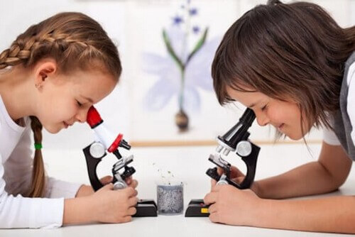 Dzieci patrzące przez mikroskopy