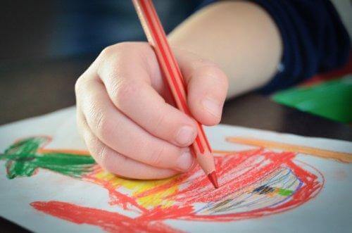 Ręka rysującego dziecka - stymulacja kreatywności dziecka poprzez rysowanie