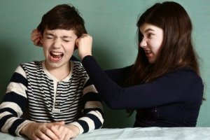 Rywalizacja między rodzeństwem: strategie, które Ci pomogą rozwiązać ten problem