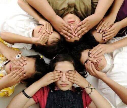 Dzieci zasłaniają oczy