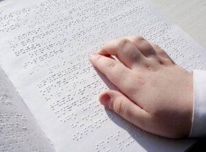 Dzieci z wadami wzroku na zajęciach w szkole