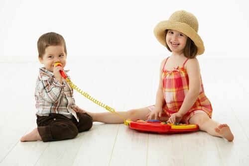 Dziewczynka i chłopiec grający w gry muzyczne - świadomość fonologiczna