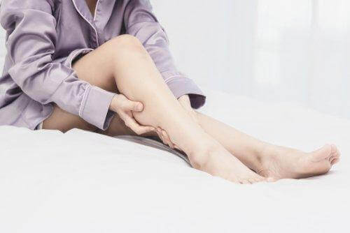 Kobieta cierpiąca na zespół niespokojnych nóg