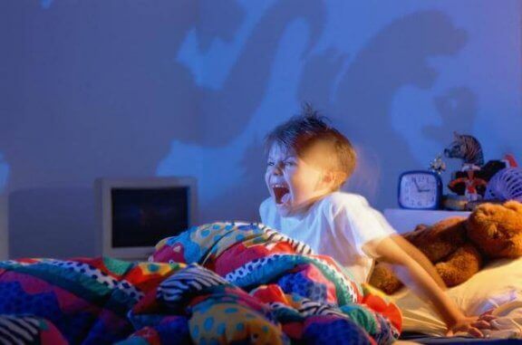 Krzyczące dziecko budzące się z koszmaru - co zrobić, gdy dziecko ma koszmary