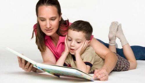 Mama i syn czytający książkę - jak wychować dwujęzyczne dziecko