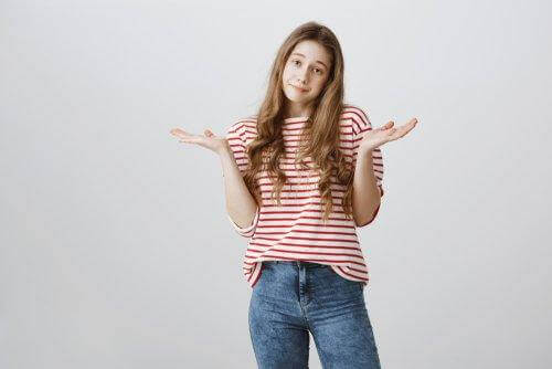 Nastolatka rozkładająca ręce