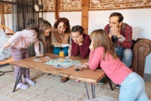 Rodzina gra w grę planszową