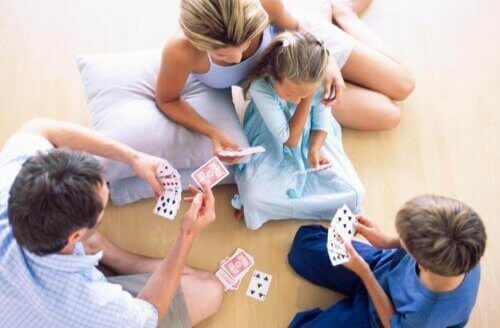 Rodzina grająca w karty
