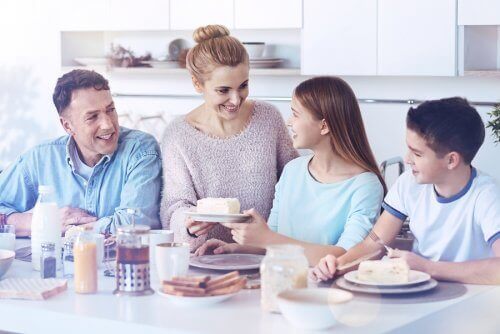 Rodzina jedząca razem śniadanie - jak okazać miłość rodzinie