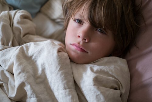 Smutny chłopiec w łóżku - gdy dziecko ma koszmary