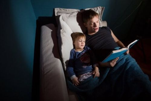 Tata czyta dziecku przerażające historie
