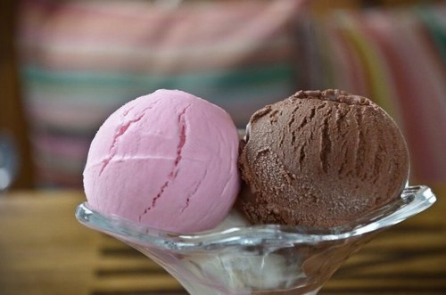 Gałki lodów truskawkowych i czekoladowych