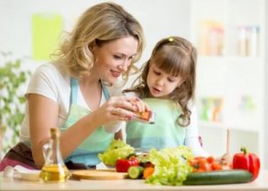 Jak zająć dziecko podczas szykowania posiłków? Poznaj kilka przydatnych rad!