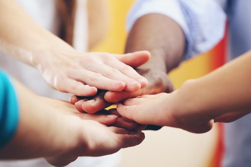Ręce dzieci różnych narodowości
