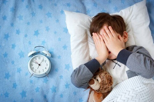 Dziecko boi się spać poza domem - co możesz zrobić?
