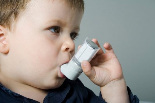 Chłopiec używający inhalatora