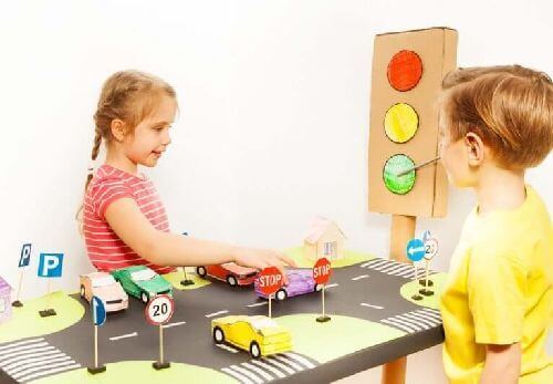 Dzieci uczą się znaków drogowych