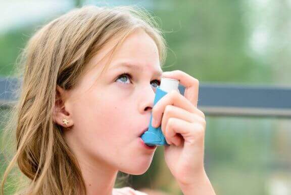 Dziewczynka używająca inhalatora - astma w szkole