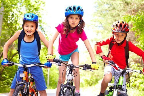 Trójka dzieci na rowerach