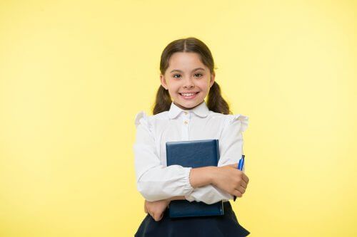 Dziewczynka w mundurku szkolnym