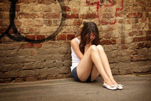 Nastolatka płacze na podłodze