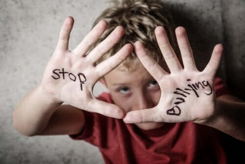 Chłopiec z napisem na dłoniach - jak zapobiegać prześladowaniu