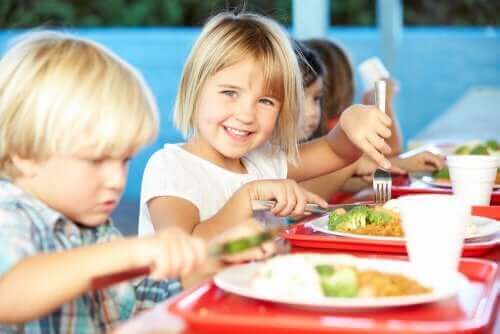 Jedzenie w szkolnych stołówkach i wartości odżywcze