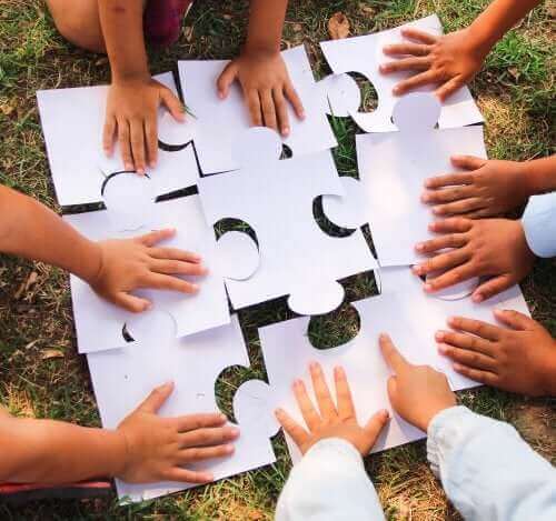 Dzieci układające puzzle