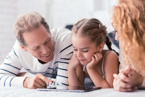 Rodzice uczący córkę - wspólne podejście do wychowania dziecka