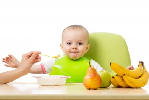 Dziecko je owoce
