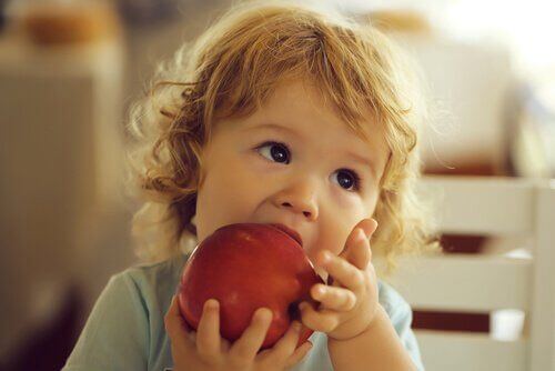 Dziecko z jabłkiem