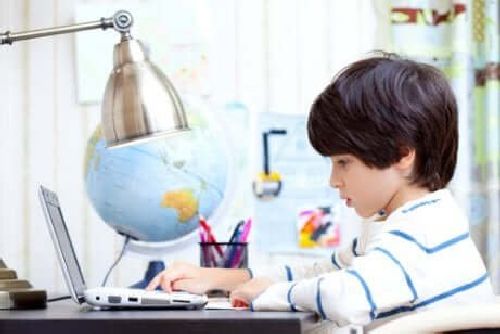 Dziecko przy komputerze