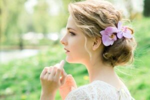 Ślubne ozdoby do włosów: romantyczny kwiatowy styl