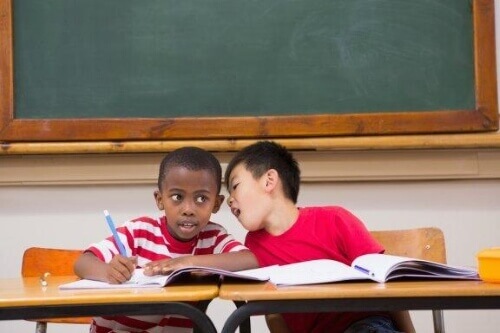 Dziecko za dużo rozmawia w klasie: co możesz zrobić?