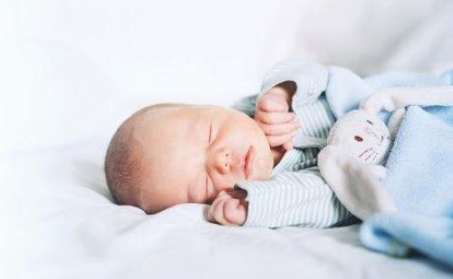 Śpiący noworodek - jak pomóc dziecku przespać całą noc