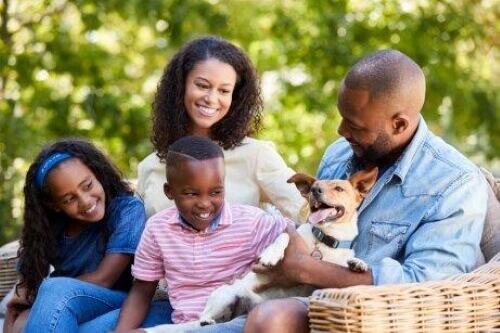 Uśmiechnięta rodzina z psem