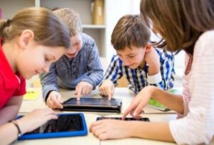 Zasoby online pozwalające na naukę podczas wakacji