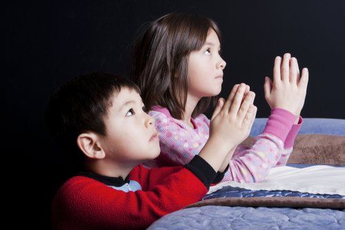 Dzieci się modlą
