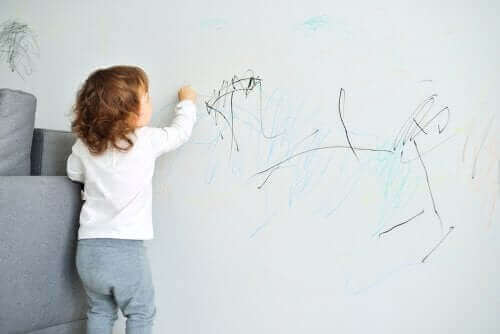 Dziecko piszące po ścianie - hiperkorekcja jako metoda wychowawcza