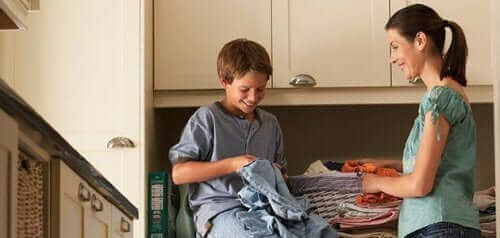 Dziecko pomagające mamie z praniem