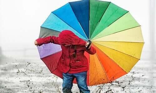 Dziecko z kolorową parasolką - jak nauczyć dziecko rozpoznawać kolory