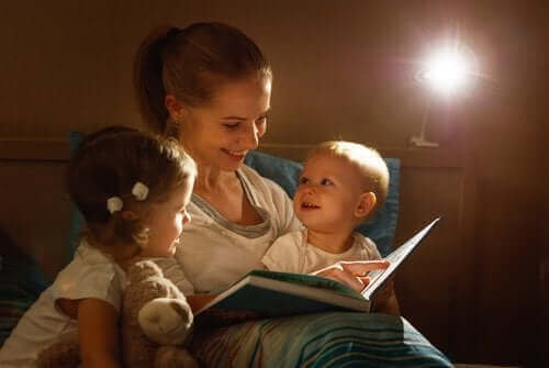 Mama czytająca dzieciom - kiedy zacząć czytać dziecku?