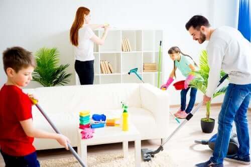 Rodzina sprzątająca razem - jak zmotywować dziecko do pomocy