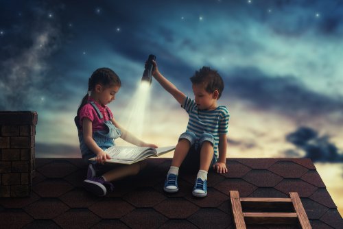 Dzieci czytające książki na dachu