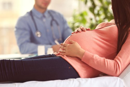Kobieta w ciąży na leżance - łaknienie spaczone w ciąży