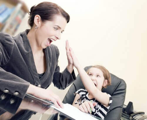 Mama i córka przybijające piątkę