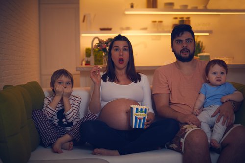 Rodzina oglądająca razem film - filmy dla dzieci z 2019 r.