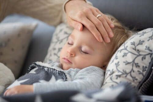 Co się stanie, jeśli u mojego dziecka wystąpi gorączka lub kaszel podczas odosobnienia?