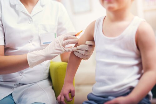 Lekarka szczepiąca dziecko