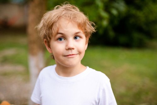 Zez u dziecka: przyczyny, diagnoza i leczenie
